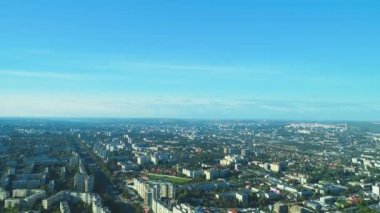 Yüksek binaları olan bir şehir merkezinin havadan görüntüsü. 4k