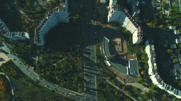 Вид с воздуха на город с оживленными улицами. 4K — стоковое видео