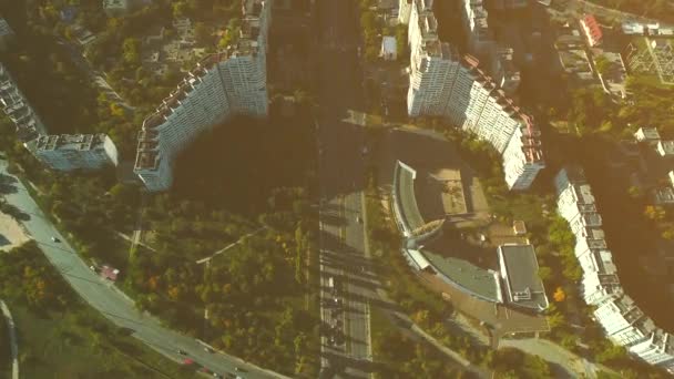 Vue aérienne de l'horizon de la ville avec des rues achalandées et le trafic automobile dans le centre d'affaires — Video