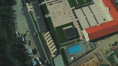 Güzel bahçeleri ve çeşmeleri olan Mimi şatosu.