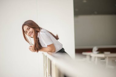 Tayland topraklarında gülümseyen kadın portresi.