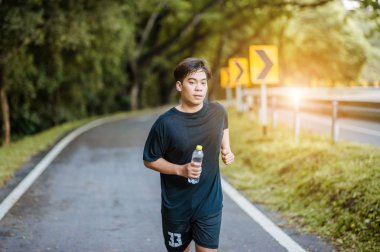 Aktif sağlıklı koşucu açık koşu. Dinking su.