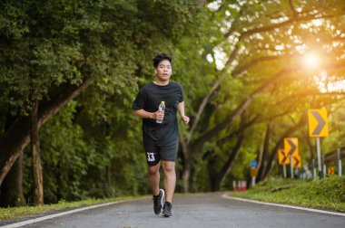 Aktif sağlıklı koşucu açık koşu. Dinking su.