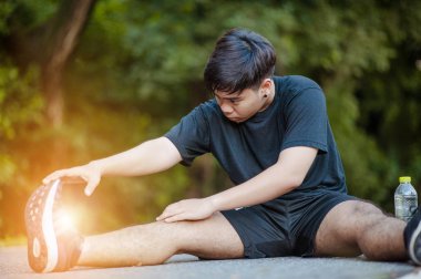 Sportif adam germe ve fitness egzersiz çalıştırmak için bacaklar ısınma. Spor ve sağlıklı yaşam tarzı kavramı. Dışarıda egzersiz adam.