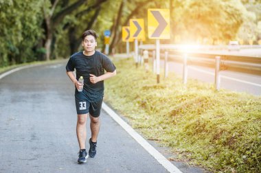 Aktif sağlıklı koşucu açık koşu. Dinking su.