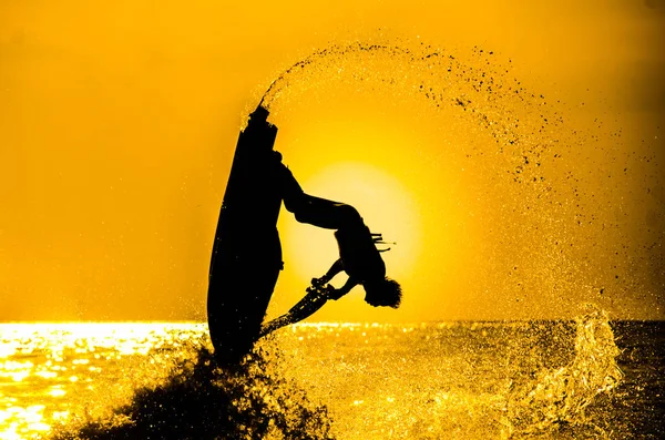 Hombre Conducir Freestyle Jet Ski Atardecer — Foto de Stock