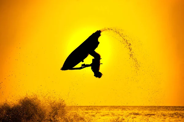 Hombre Conducir Freestyle Jet Ski Atardecer —  Fotos de Stock