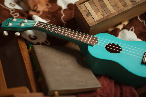 Nahaufnahme Von Ukulele Und Buch Auf Altem Holzgrund Vintage Ton — Stockfoto