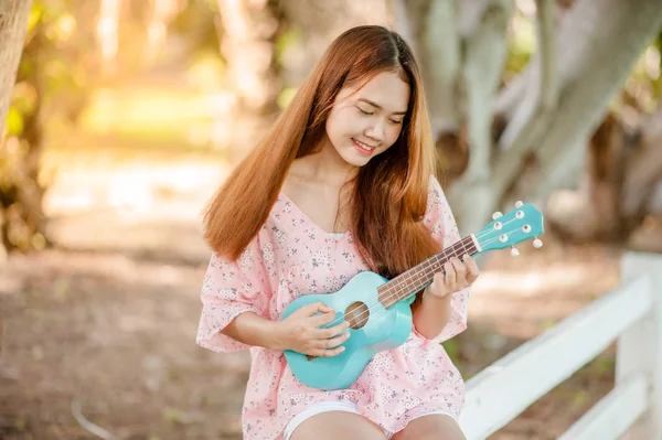 Yaz Aylarında Şapka Oyun Ukulele Bossanova Müzik Ile Asya Bayan — Stok fotoğraf