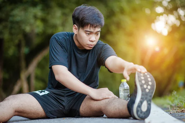 Hombre Deportivo Estirando Calentando Las Piernas Para Hacer Ejercicio Fitness — Foto de Stock