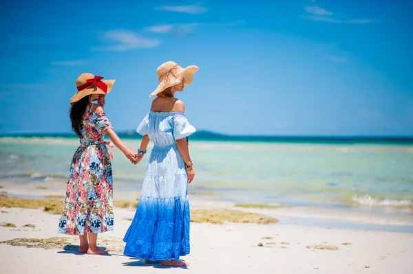 Sahildeki Arkadaşlar Güneşli Tropik Plajda Güzel Kızlar — Stok fotoğraf