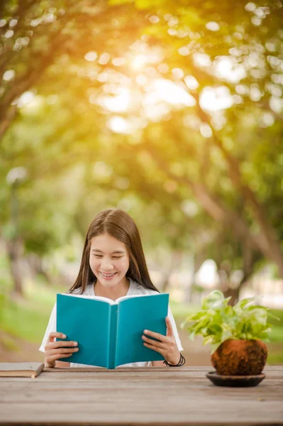 Aziatisch Meisje Lezen Boek Het Park Zomer Zonsondergang Licht Aziatische — Stockfoto