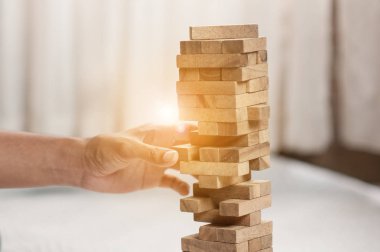 el inerek veya kule üzerinde ahşap blok yerleştirerek.plan ve iş strateji. arka plan için bulanıklık.