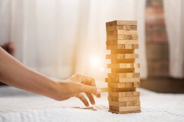el inerek veya kule üzerinde ahşap blok yerleştirerek.plan ve iş strateji. arka plan için bulanıklık.