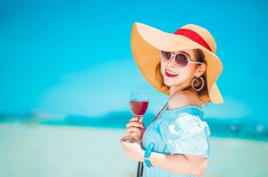 Yaz tatili, tatil, seyahat ve insanların konsepti - gülümseyen genç kadın ve kırmızı şarap