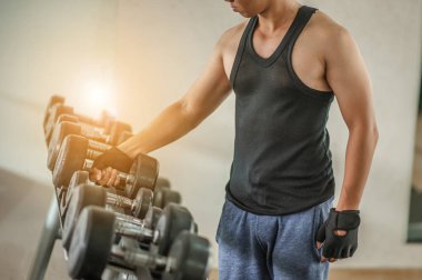 Salonda kontrastlı ve tek renk tonlu halterler var..