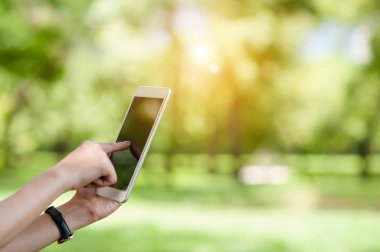 parkta bir dijital tablet kullanarak kız. Modern teknoloji konsepti dijital olarak geliştirildi. Tablete seçici odak.