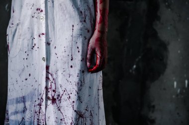 Karanlıktaki hayalet kadının kanlı eli. Kâbus, cehennem korkusu Cadılar Bayramı festivalinde canavar şeytandır, uzayı doğru şekilde kopyalayın..