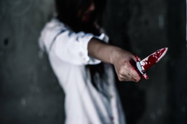 Karanlıktaki hayalet kadının kanlı eli. Kâbus, cehennem korkusu Cadılar Bayramı festivalinde canavar şeytandır, uzayı doğru şekilde kopyalayın.