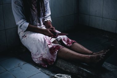 Elinde bıçak tutan hayalet kadın. Cadılar Bayramı.