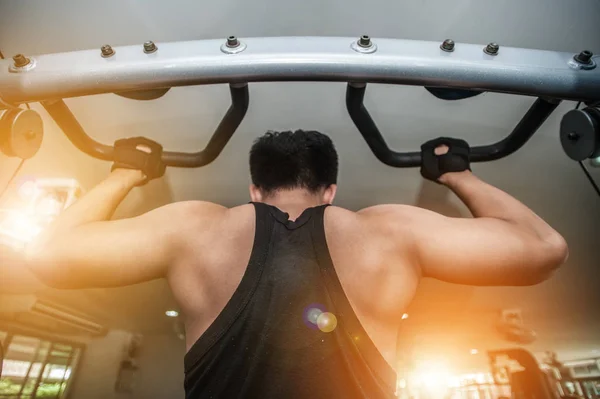 Ejercicio Jóvenes Musculares Gym Bodybuilder Doing Heavy Weight Exercise Back — Foto de Stock