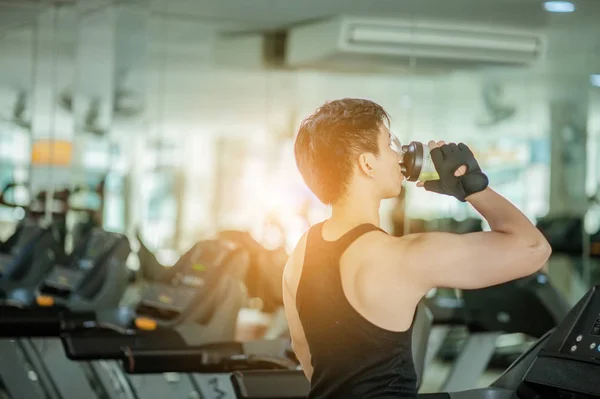 Idrottsmannen Dricker Protein Shaker Ett Gym Sport Koncept Snygg Attraktiv — Stockfoto