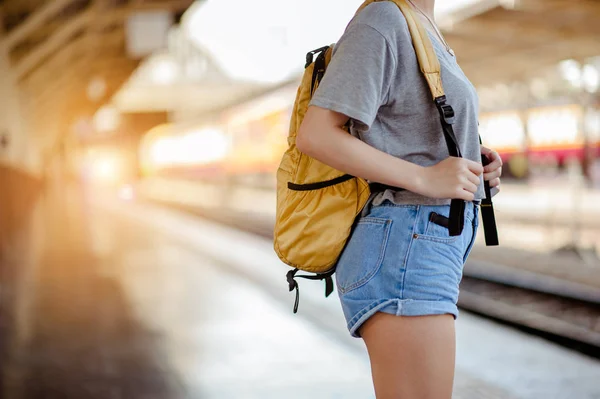 旅行者的女孩背着坐 等待火车在车站上 由火车概念的户外探险旅行 — 图库照片