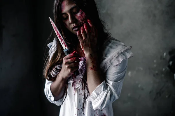 Close Portret Van Ghost Vrouw Met Bloederig Mes Haar Hand — Stockfoto
