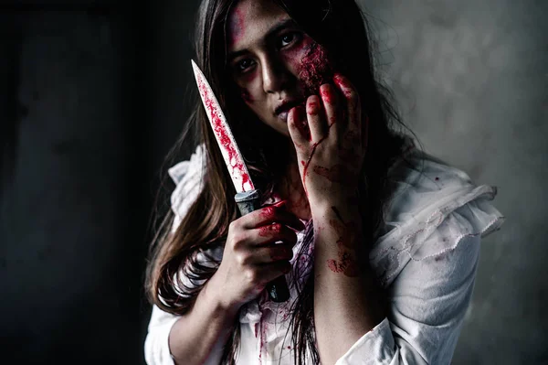 Retrato Cerrado Mujer Ghost Con Cuchillo Sangriento Mano Oscuridad Pesadilla — Foto de Stock
