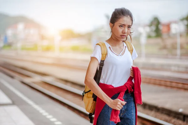 Ταξιδιώτης Γυναίκα Περπάτημα Και Περιμένει Τρένο Στον Σιδηροδρομικό Πλατφόρμα — Φωτογραφία Αρχείου