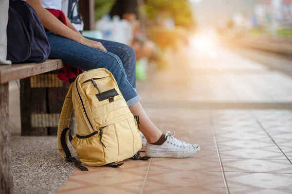 Reisende Frau Wartet Auf Bahnsteig Auf Zug — Stockfoto