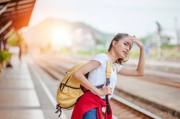 Ταξιδιώτης Γυναίκα Περπάτημα Και Περιμένει Τρένο Στον Σιδηροδρομικό Πλατφόρμα — Φωτογραφία Αρχείου