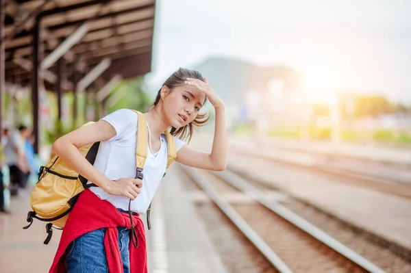 Reisende Läuft Und Wartet Auf Bahnsteig Auf Zug — Stockfoto