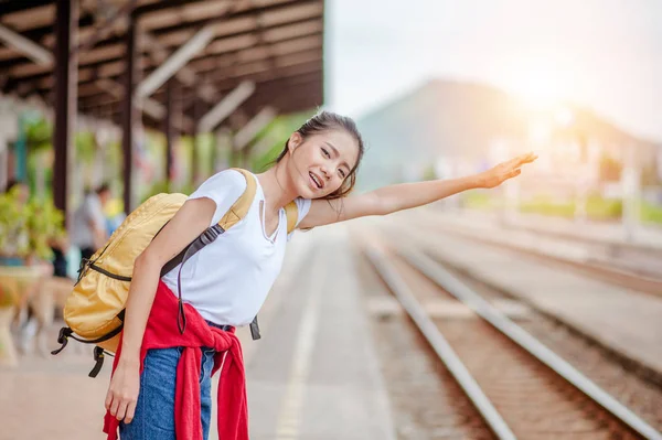 Voyageur Femme Marche Attend Train Sur Plate Forme Ferroviaire — Photo