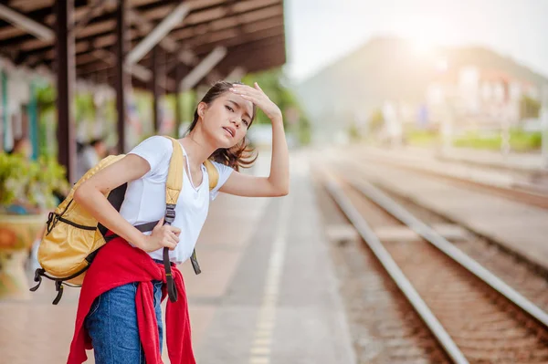 Voyageur Femme Marche Attend Train Sur Plate Forme Ferroviaire — Photo