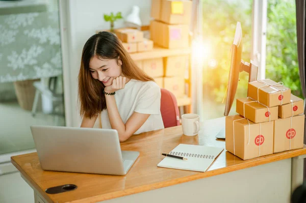 Güzel kadın sahibi iş kadını online alışveriş için evde çalışıyor. İnternet iş konsepti.