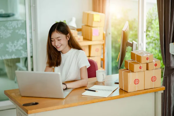 Güzel kadın sahibi iş kadını online alışveriş için evde çalışıyor. İnternet iş konsepti.