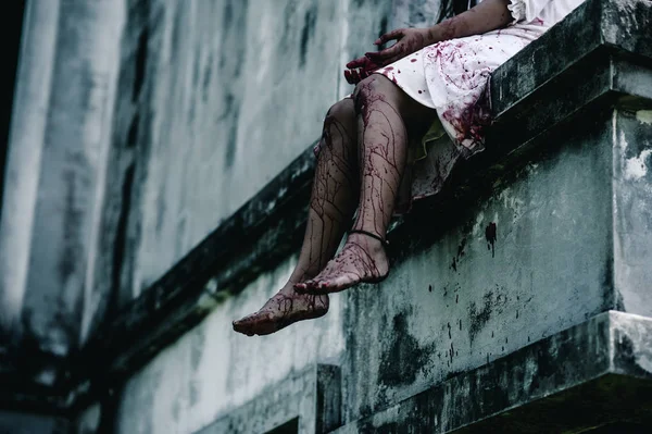 Сцена Ужаса Женщине Окровавленной Ногой Женщина Зомби Сидящая Висящих Ногах — стоковое фото