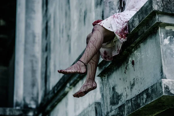 Horror Scene Woman Bloody Leg Zombie Woman Sitting Legs Building — Foto de Stock