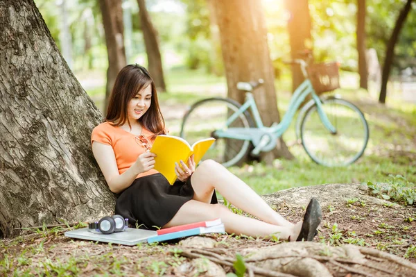 Mujer Relajarse Leer Libro Mientras Escucha Música Con Auriculares Parque —  Fotos de Stock