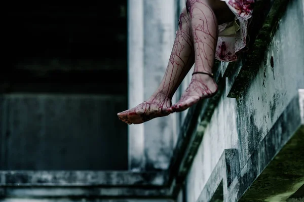 Horror Scene Woman Bloody Leg Zombie Vrouw Zitten Opknoping Benen — Stockfoto