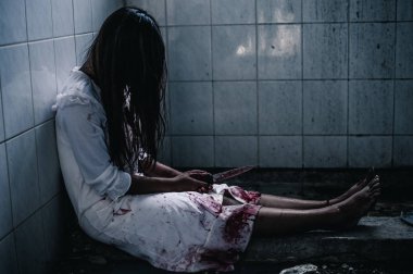 Elinde bıçak tutan hayalet kadın. Cadılar Bayramı.