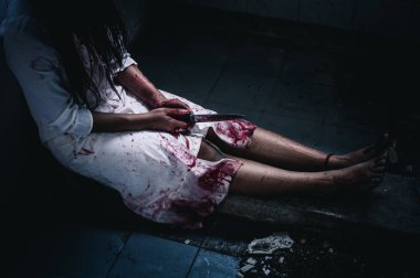 Elinde bıçak tutan hayalet kadın. Cadılar Bayramı.