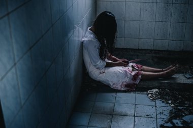 Elinde bıçak tutan hayalet kadın. Cadılar Bayramı.