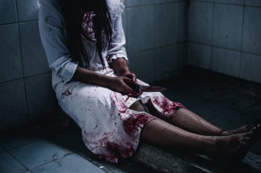 Elinde bıçak tutan hayalet kadın. Cadılar Bayramı.