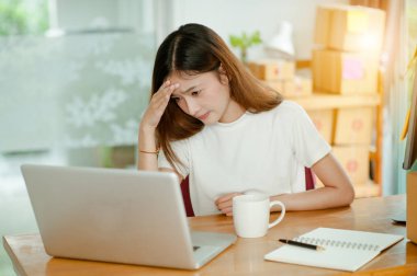 Güzel kadınlar, ev sahibi genç iş kadını online alışveriş için çalışıyor, siparişi yazıyor ve paket ürünlerini ofis ekipmanları, girişimci yaşam tarzı konseptiyle hazırlıyor.