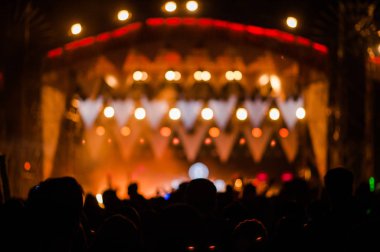 El siluetleri uyum içinde. Sahneden gelen ışık..