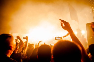 El siluetleri uyum içinde. Sahneden gelen ışık..