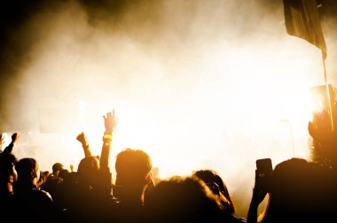 El siluetleri uyum içinde. Sahneden gelen ışık..