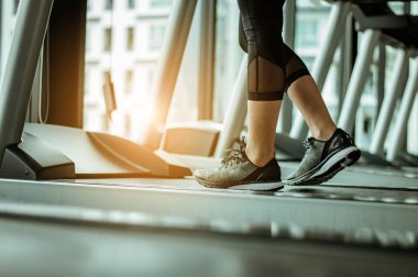 Ayakkabıya yakın çekim, spor salonunda koşu yapan kadınlar. Konsept egzersizi. Spor ve sağlıklı yaşam tarzı. 